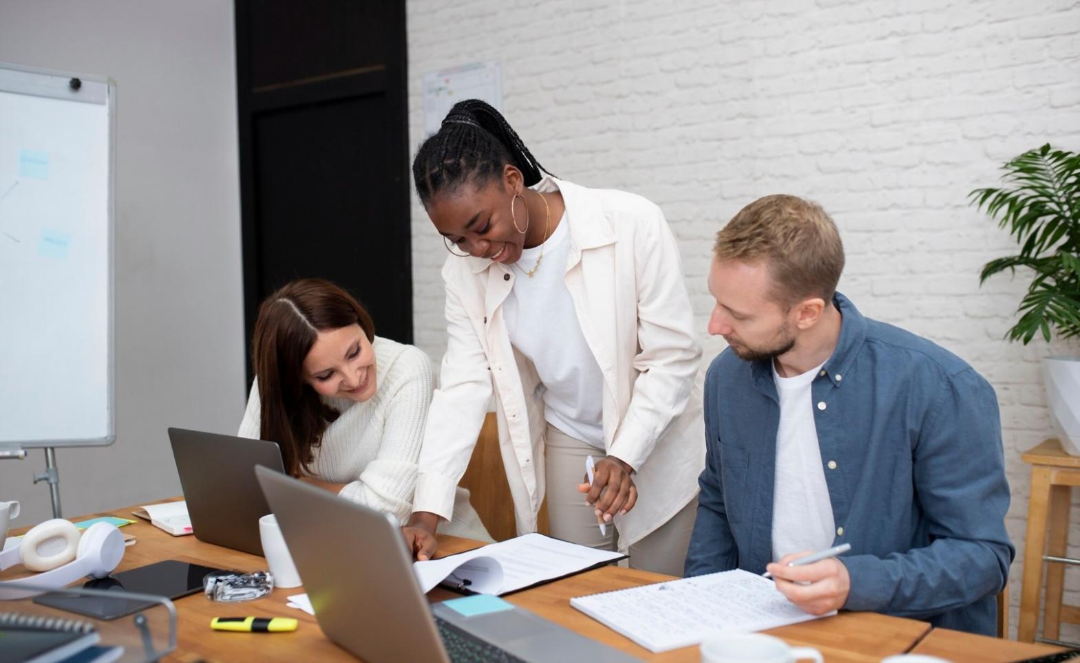Profesionales trabajando en estrategias financieras avanzadas